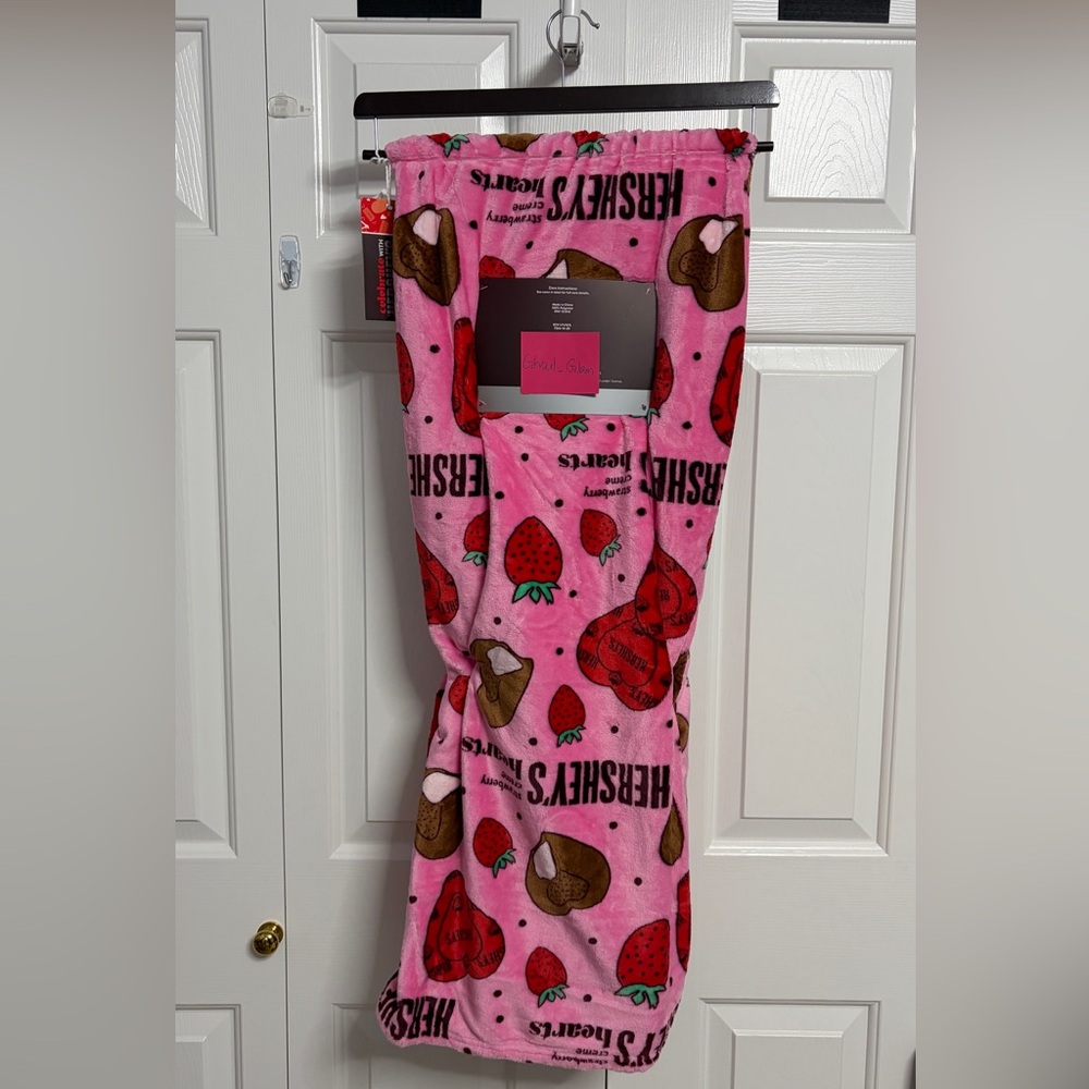 Hershey's Pink Strawberry Creme Hearts Fleece Throw Blanket - Picture 5 of 8